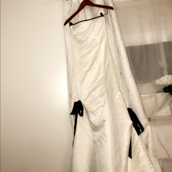 gorgeous gown perfect for prom! - Picture 2 of 6